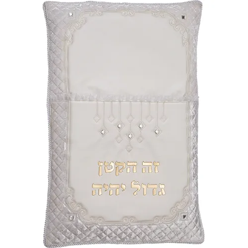 כרית מהודרת לברית דמוי עור עם אותיות בולטות 74X50 ס"מ, UK66857, ארט יודאיקה