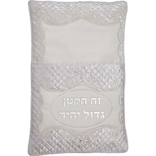 כרית מהודרת לברית דמוי עור עם אותיות בולטות 74X50 ס"מ, UK66858, ארט יודאיקה