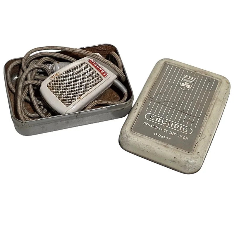 מיקרופון דינמי וינטג' תוצרת GRUNDIG מגיע עם קופסת האחסון המקורית שלו.