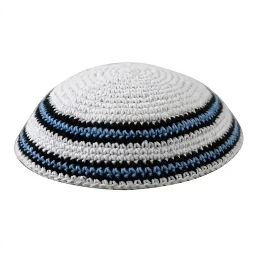 כיפה סרוגה 16 ס"מ לבנה מסביב שני פסים שחור ותכלת, UK17213, ארט יודאיקה