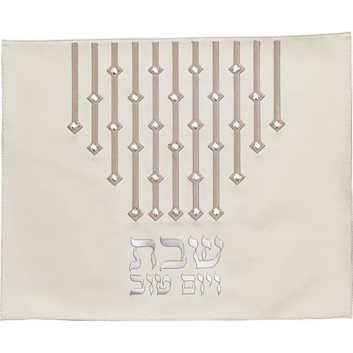 כיסוי חלה מהודר דמוי עור לבן עם ריקמה ואותיות בולטות 42x52 ס"מ, UK60315, ארט יודאיקה