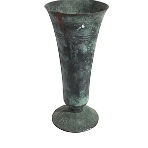 אגרטל עתיק עשוי מתכת או נחושת עם פטינה כהה.