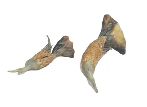 שני פסלונים של סוג של ציפור