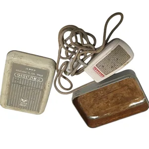 מיקרופון דינמי וינטג' תוצרת GRUNDIG מגיע עם קופסת האחסון המקורית שלו.
