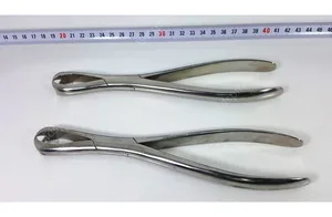 שתי צבתות ישנות רפואיים מנירוסטה.