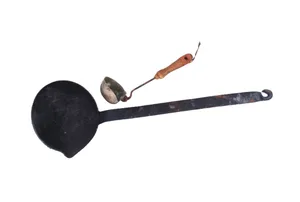 שתי מצקות ישנות