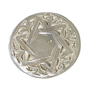 צדף מגולף בעבודת יד בדגם מגן דוד
