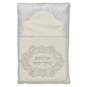 כרית מהודרת לברית דמוי עור עם אותיות בולטות 74X50 ס"מ, UK66451, ארט יודאיקה