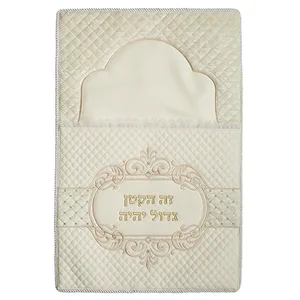 כרית מהודרת לברית דמוי עור עם אותיות בולטות 74X50 ס"מ, UK66452, ארט יודאיקה