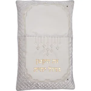 כרית מהודרת לברית דמוי עור עם אותיות בולטות 74X50 ס"מ, UK66857, ארט יודאיקה