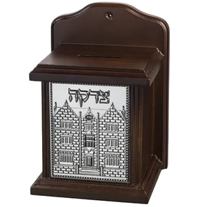 קופת צדקה עץ מהגוני מהודרת עם פלקטה 18 ס"מ, UK46823, ארט יודאיקה