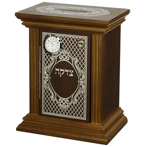 קופת צדקה עץ מהודרת עם מנעול ושעון 22x29 ס"מ, UK45481, ארט יודאיקה