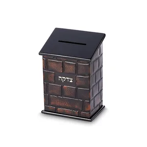 קופת צדקה עץ מהודרת עם פלקטה עור "כותל" 18 ס"מ, UK81935, ארט יודאיקה