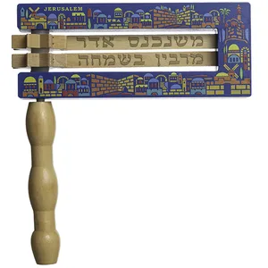 רעשן גדול מעץ רקע כחול וטבעי, ידית בגוון טבעי - עי, UK44220, ארט יודאיקה