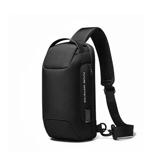 תיק צד נגד גניבות עמיד במים עם נעילה TSA וכבל USB מובנה לטעינה ניידים יוניסקס צבע שחור מבית המותג BANGE, 22085-6 זיאוס