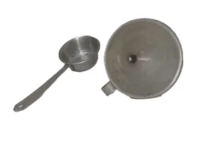 מסננת תה ומשפך וינטג' עשויים אלומיניום.