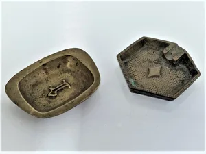 שתי מאפרות עבודת יד.