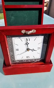 שעון בקופסה עץ.