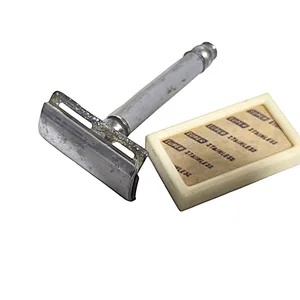 סכין גילוח בטיחותי SAFETY RAZOR קלאסי וקופסת סכינים תואמת.