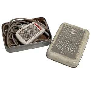 מיקרופון דינמי וינטג' תוצרת GRUNDIG מגיע עם קופסת האחסון המקורית שלו.