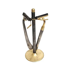 שני מכשירי גילוח על מתקן מהודר וינטג'