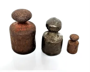 שלוש משקולות ישנים מאוד