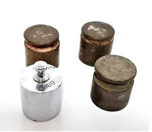 ארבע משקולות ישנים