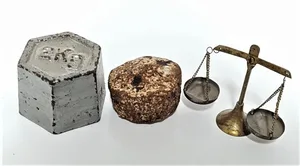 לוט שתי משקולות ומשקל מיניאטורי