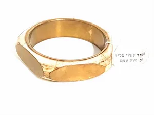 צמיד פליז עם פיסות עצם.