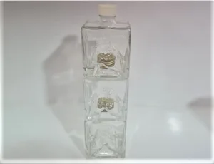 שלושה בקבוקים למשקאות חריפים.
