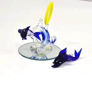 שני דולפינים מיניאטוריים מזכוכית