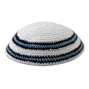 כיפה סרוגה 16 ס"מ לבנה מסביב שני פסים שחור ותכלת, UK17213, ארט יודאיקה