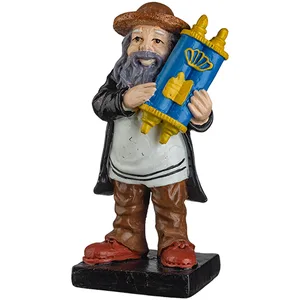 חסיד פוליריזן עומד על במה ומחזיק ספר תורה 11 ס"מ, UK40797, ארט יודאיקה