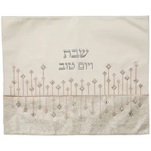 כיסוי חלה מהודר דמוי עור לבן עם הבלטות כסף 45x5, UK66698, ארט יודאיקה