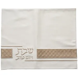כיסוי חלה מהודר דמוי עור לבן עם ריקמה 42x52 ס"מ, UK67337, ארט יודאיקה