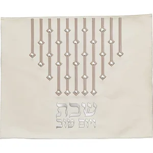 כיסוי חלה מהודר דמוי עור לבן עם ריקמה ואותיות בולטות 42x52 ס"מ, UK60315, ארט יודאיקה